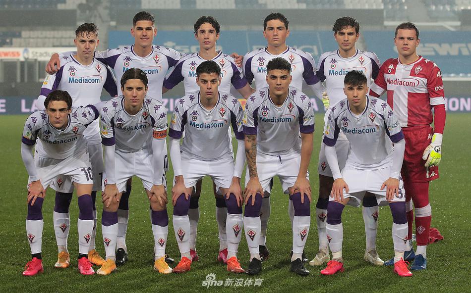 亚特兰大进球功臣在破门后激动地奔跑怒吼，他用力挥动手臂，招呼场边的队友和球迷一同庆祝这关键的领先时刻。