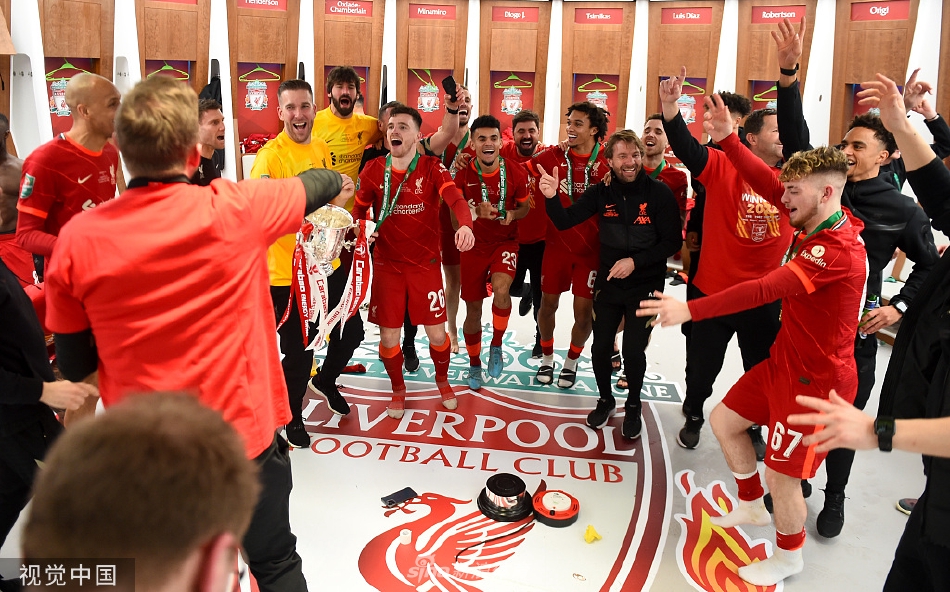 年轻门神凯莱赫被队友们团团抱住，他是点球大战中力挽狂澜的英雄