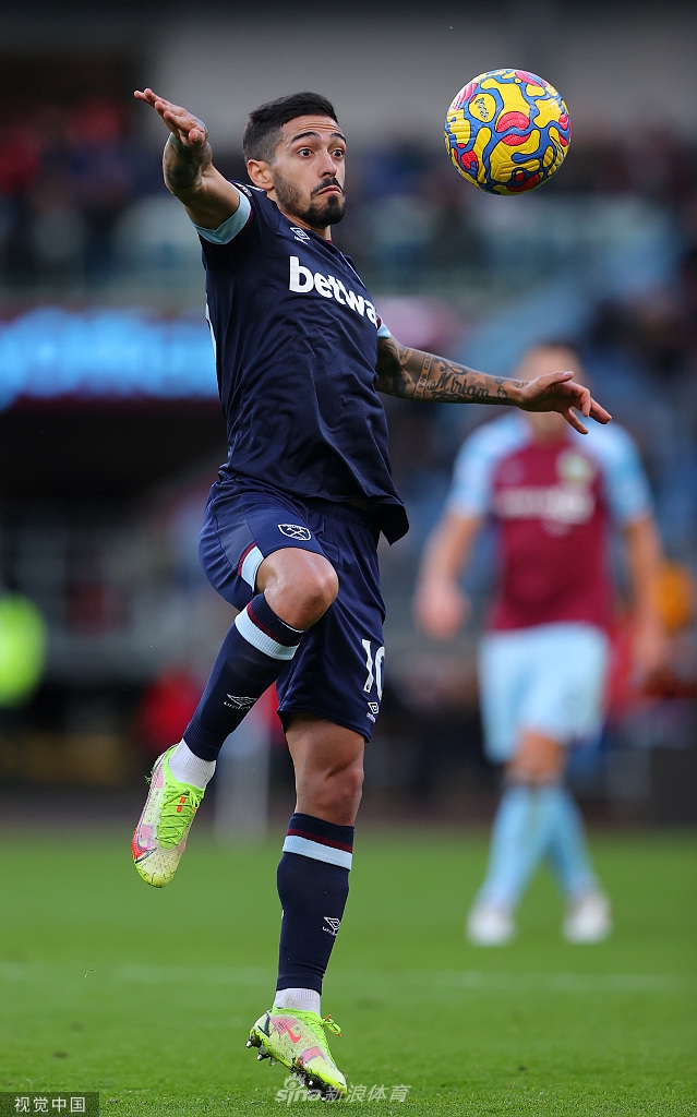 伯恩利与西汉姆联球员在中场陷入混战，双方寸土不让拼抢球权