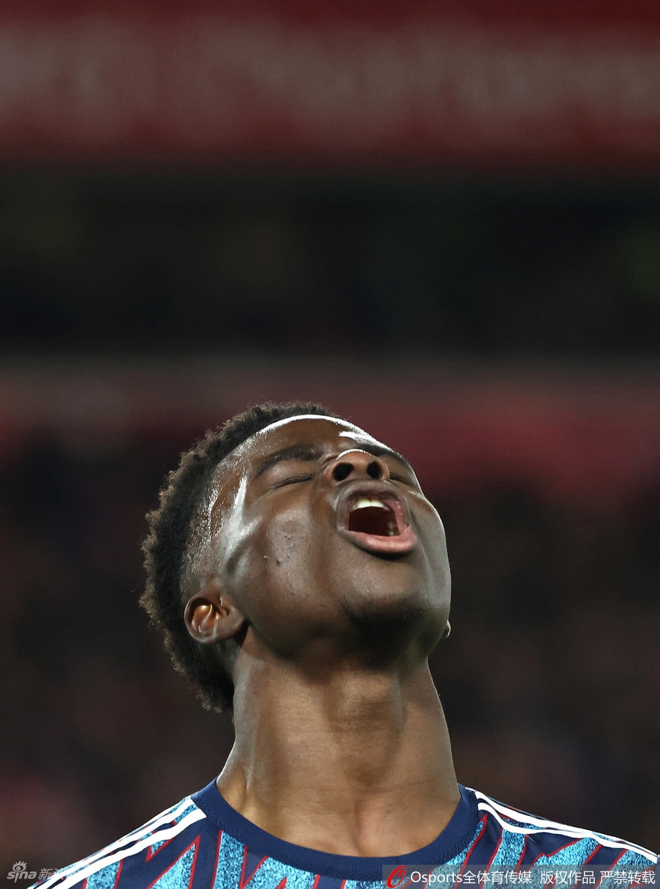 利物浦前锋南野拓实跪地抱头，懊恼万分，他在比赛最后时刻将绝佳的空门机会一脚踢飞，错失绝杀。