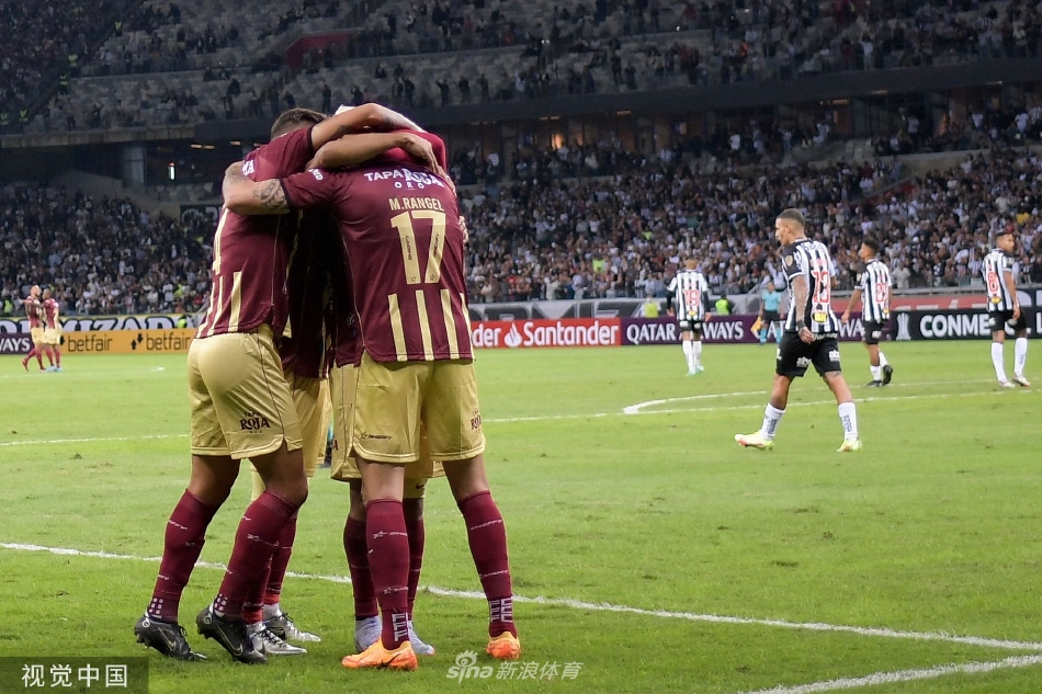 米内罗竞技的巴西前锋胡尔克正带球突破，他强壮的身体与防守队员形成激烈对抗，展现出令人震撼的力量与技巧结合