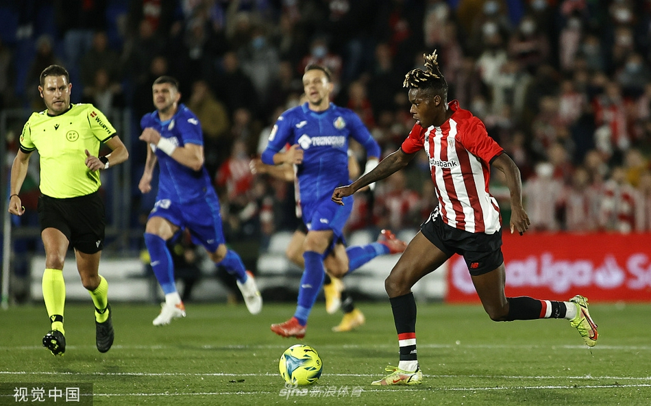 毕尔巴鄂竞技边锋尼科·威廉姆斯利用惊人的爆发力强行超车赫塔菲防守球员，他飘逸的球衣和坚定的眼神预示着一次凌厉攻势的开启。