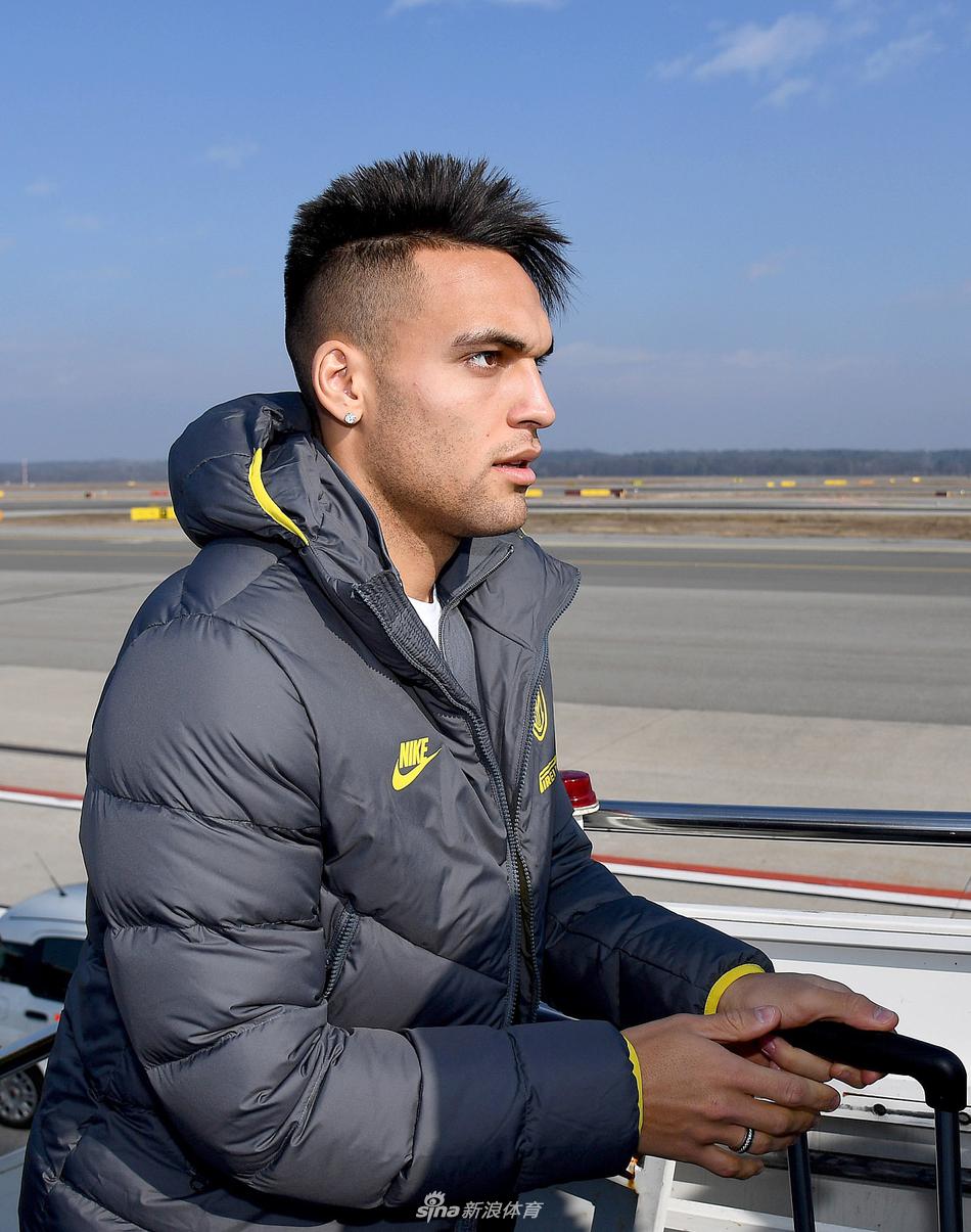 赛后，进球的埃里克森与队友桑切斯击掌庆祝，两人脸上洋溢着胜利的喜悦，身后是客队球迷看台的欢呼。