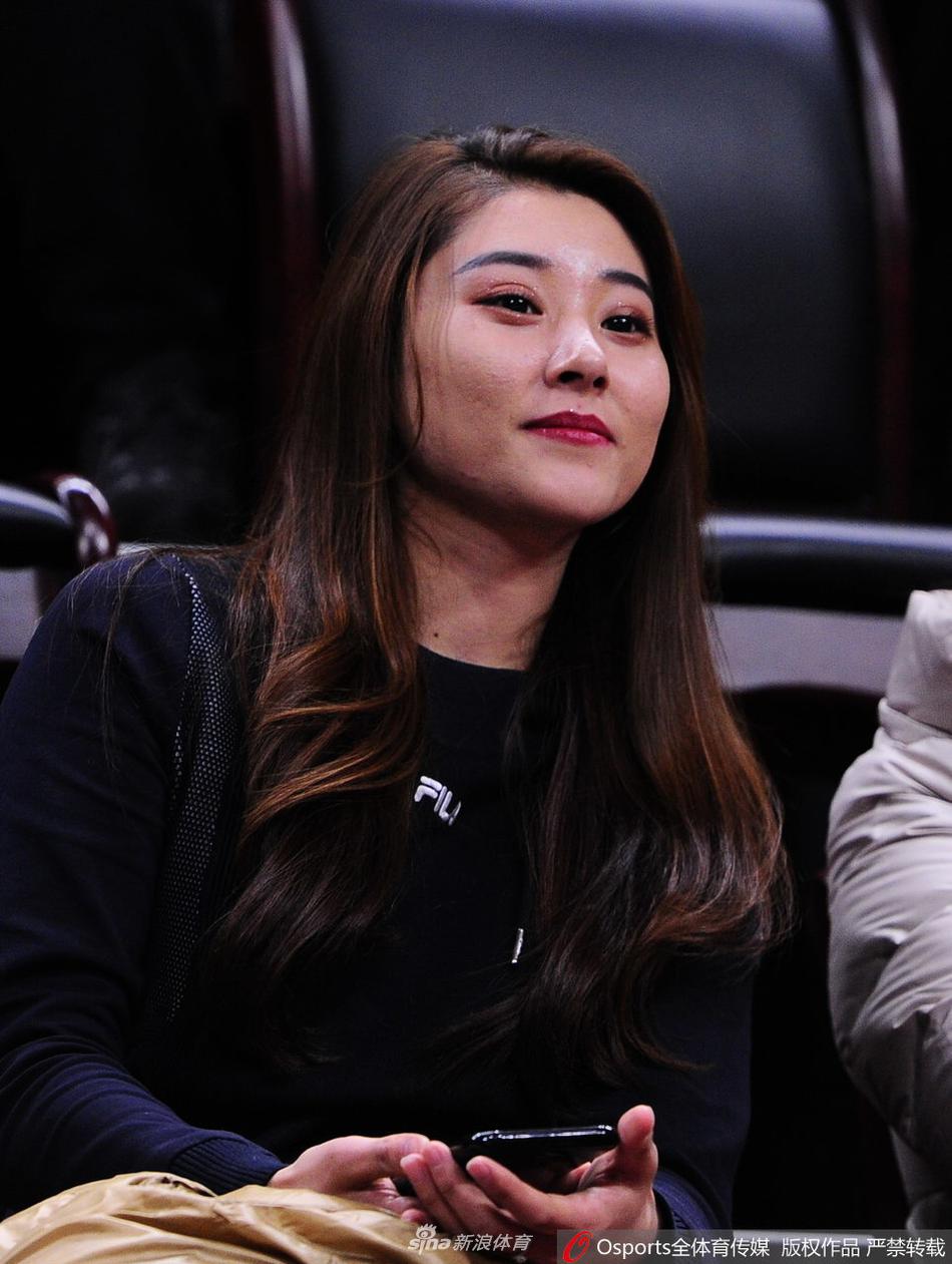 镜头捕捉到一位气质温婉的女球迷，她戴着黑框眼镜，更添几分书卷气。她安静地坐在看台上，眼神清澈而坚定，仿佛在用无声的语言告诉场上的队员：无论输赢，我们永远在你们身后。