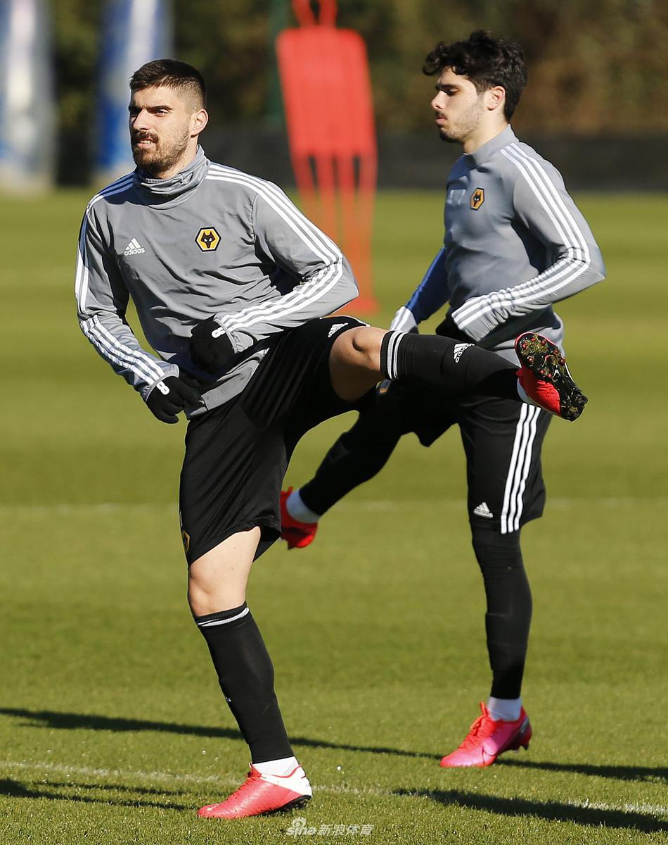 边路快马阿达玛·特劳雷在训练中上演强行超车好戏，他强悍的身体对抗能力让防守队友显得无可奈何。