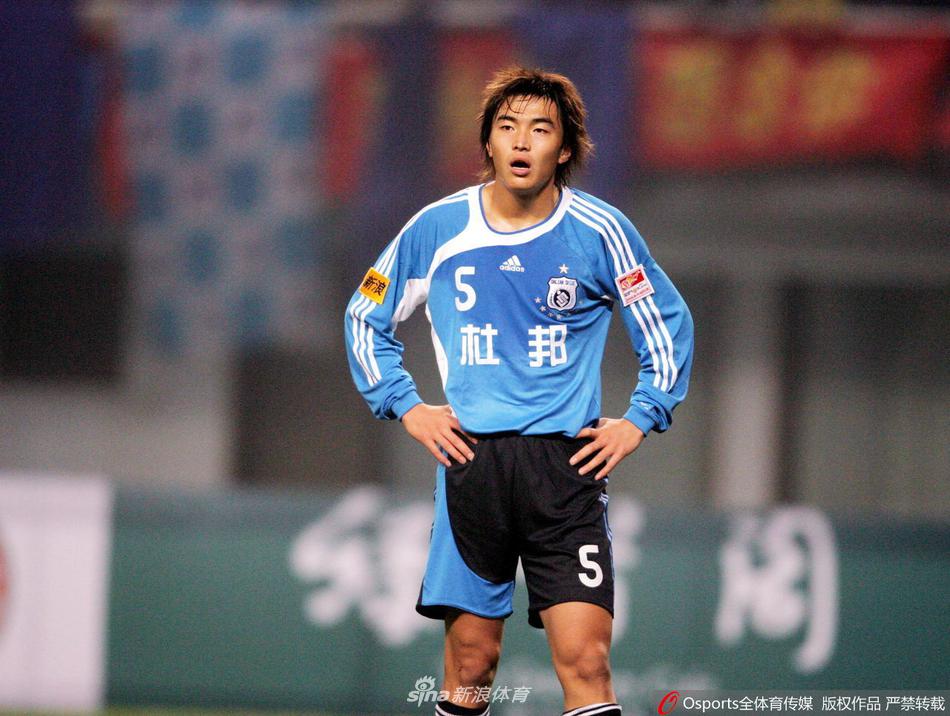 太夸张了！王刚禁区外迎球凌空抽射，高高飞出转播画面5秒才落地