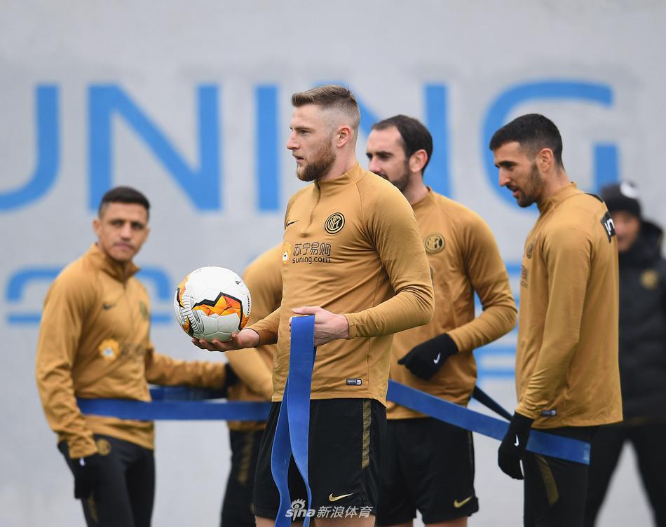 镜头捕捉到一次精准的头球解围瞬间，球员肌肉紧绷，皮球划出一道弧线飞向远方，这不仅是技术的展现，更是斗志的迸发。