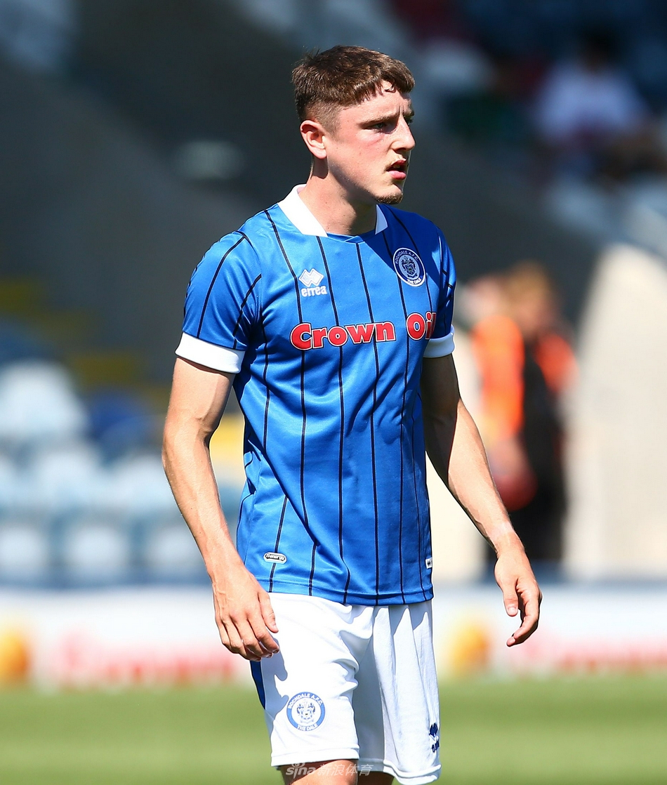 福利特伍德的中场核心在对方严密防守下，依然送出一记精妙的过顶长传，足球在空中划出一道美丽的弧线，飞向前插的队友。