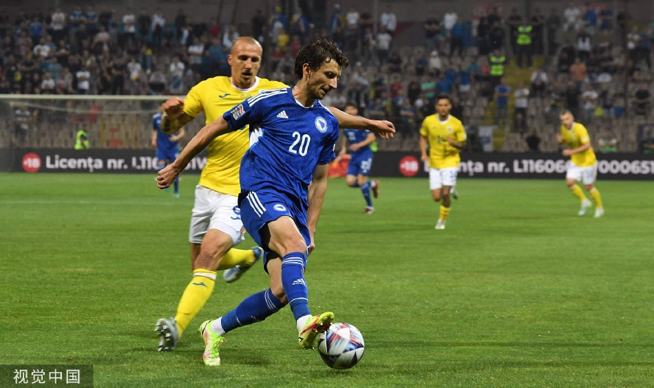 比赛结束后波黑全队手拉手走向主场球迷看台鞠躬致谢，与红色海洋般的支持者共享胜利喜悦