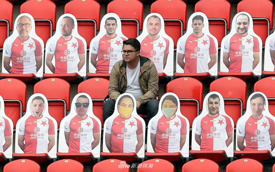 看台上，一位小球迷脸上涂着象征斯拉维亚球队的色彩，眼神中充满期待地注视着场内。德比的火爆氛围，从儿时便已深植于心。