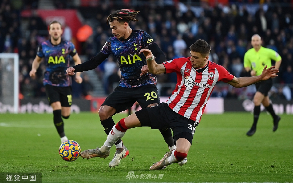 热刺主帅孔蒂在场边焦急指挥，他神情严肃，双臂挥舞着向场内球员呼喊，对球队久攻不下的局面显得十分无奈与不满。