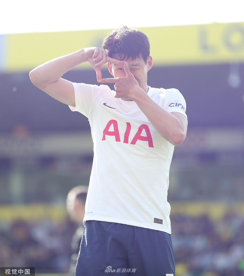 热刺主帅安东尼奥·孔蒂在场边神情专注、挥臂指挥，尽显其激情澎湃的执教风格