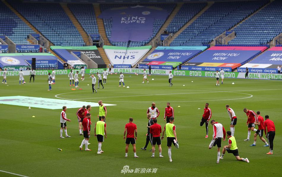 进球功臣佩雷斯握紧右拳，身体微微后仰，发出怒吼宣泄着进球带来的巨大压力释放，队友们纷纷向他跑来，分享这激动人心的一刻。