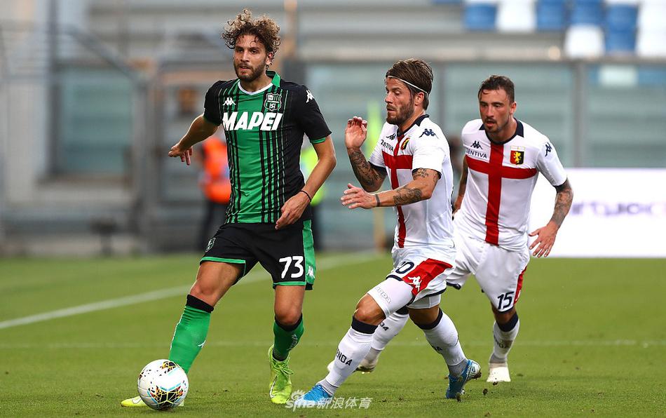 贝拉尔迪在中场指挥若定，眼神坚毅地望向前方。他伸出三根手指，仿佛在向队友传达着教练的战术部署，场上领袖气质尽显。