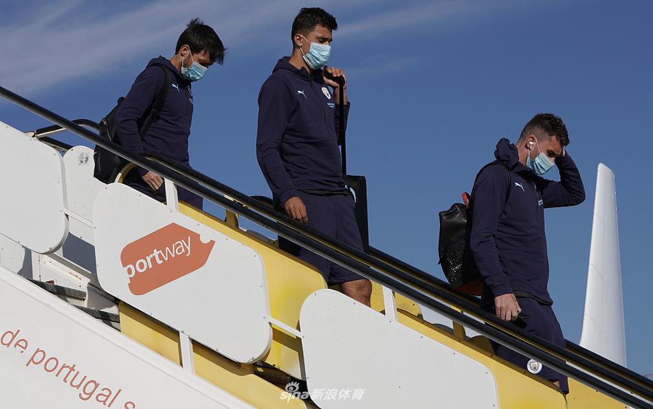 沃克戴着墨镜推行李，酷劲十足，他的速度将是曼城防守里昂反击时的终极武器