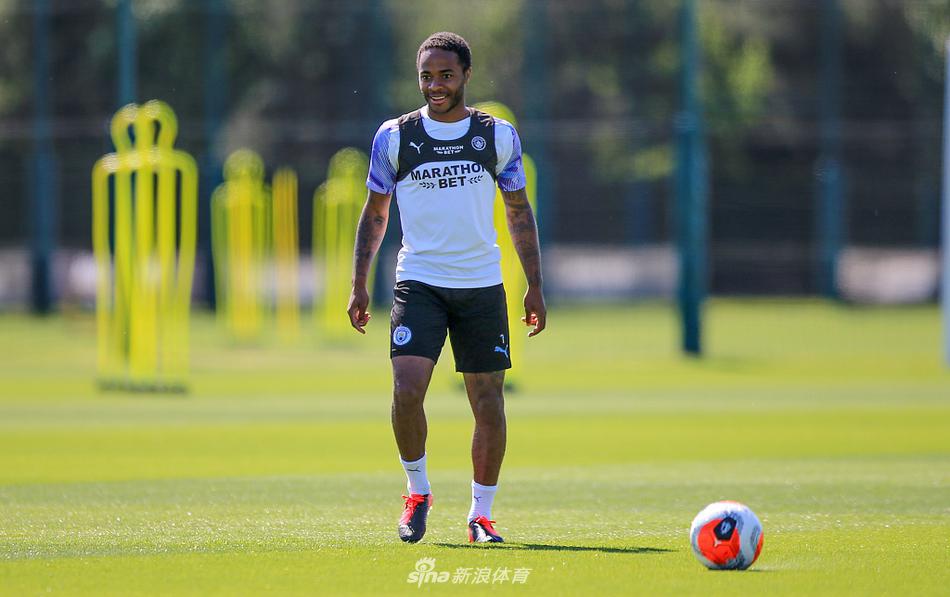 凯文·德布劳内正进行绕杆折返跑，他的金色长发在奔跑中随风飘扬，脚下的草皮飞溅起细碎的泥土，比利时中场大师的每一块肌肉都在诉说着对比赛的渴望。