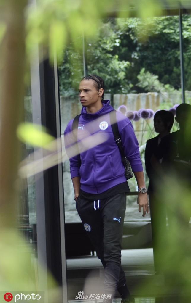 瓜迪奥拉背起装满战术图的行囊，侧身走出酒店旋转门，身后的蓝衣军团鱼贯而出，一场关于传控美学的东方布道即将上演。