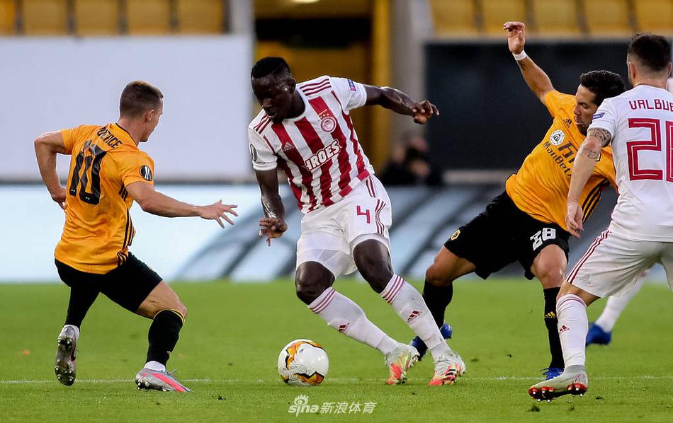 奥林匹亚科斯球员塞米卡斯凶狠放铲狼队内维斯，球鞋与皮球发出刺耳摩擦声，主裁判迅速鸣哨冲向事发地点