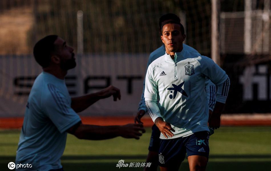 队长拉莫斯在训练间隙亲自为年轻队友指点跑位，他坚毅的表情和手势仿佛在传递着袖标背后的千斤重担与不朽荣耀。