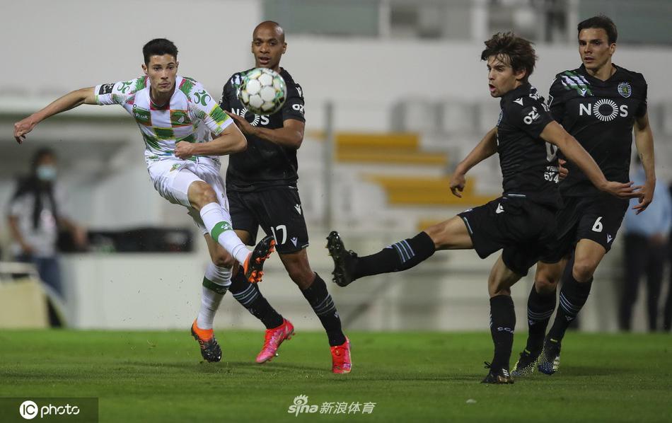 客队看台上的里斯本竞技球迷神情专注，挥舞着绿白相间的围巾，营造出热烈的助威氛围