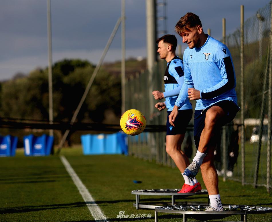 主帅小因扎吉双手插兜伫立在场边凝视远方，夕阳勾勒出他挺拔的轮廓，这位少帅正运筹帷幄试图掀翻意甲旧秩序。