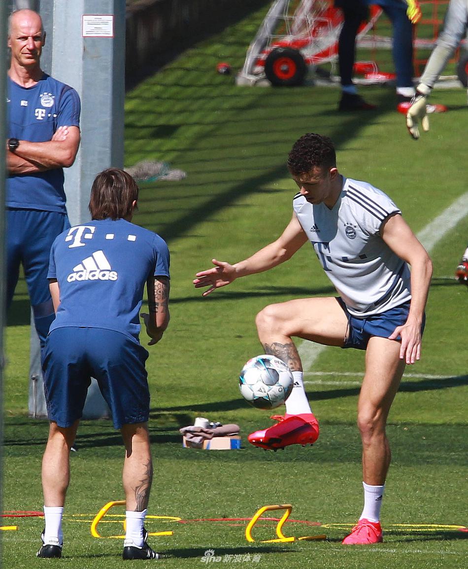 诺伊尔在训练中目光如炬，他张开双臂稳稳接住来球，身后的安联球场草皮在阳光下显得生机勃勃，门前这位拜仁与德国的双料队长，正用一次次扑救为球队筑起最后一道防线。