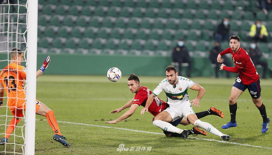 奥萨苏纳球员布拉沙纳茨劲射破门瞬间，皮球如出膛炮弹般直窜网窝，他张开双臂庆祝，帮助球队在客场第二次取得领先。