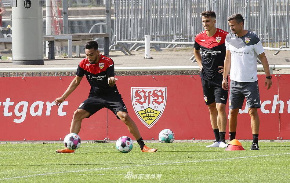 在高温酷暑下，斯图加特球员们正在进行高强度的分组抢圈练习，被汗水浸透的球衣贴在后背，专注的眼神死死盯住滚动的足球。
