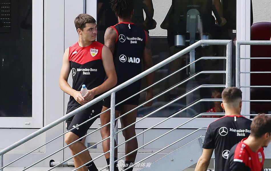 主教练马塔拉佐在场边神情专注地指挥训练，肢体语言丰富，仿佛在场上搏杀的不是球员，而是他自己。