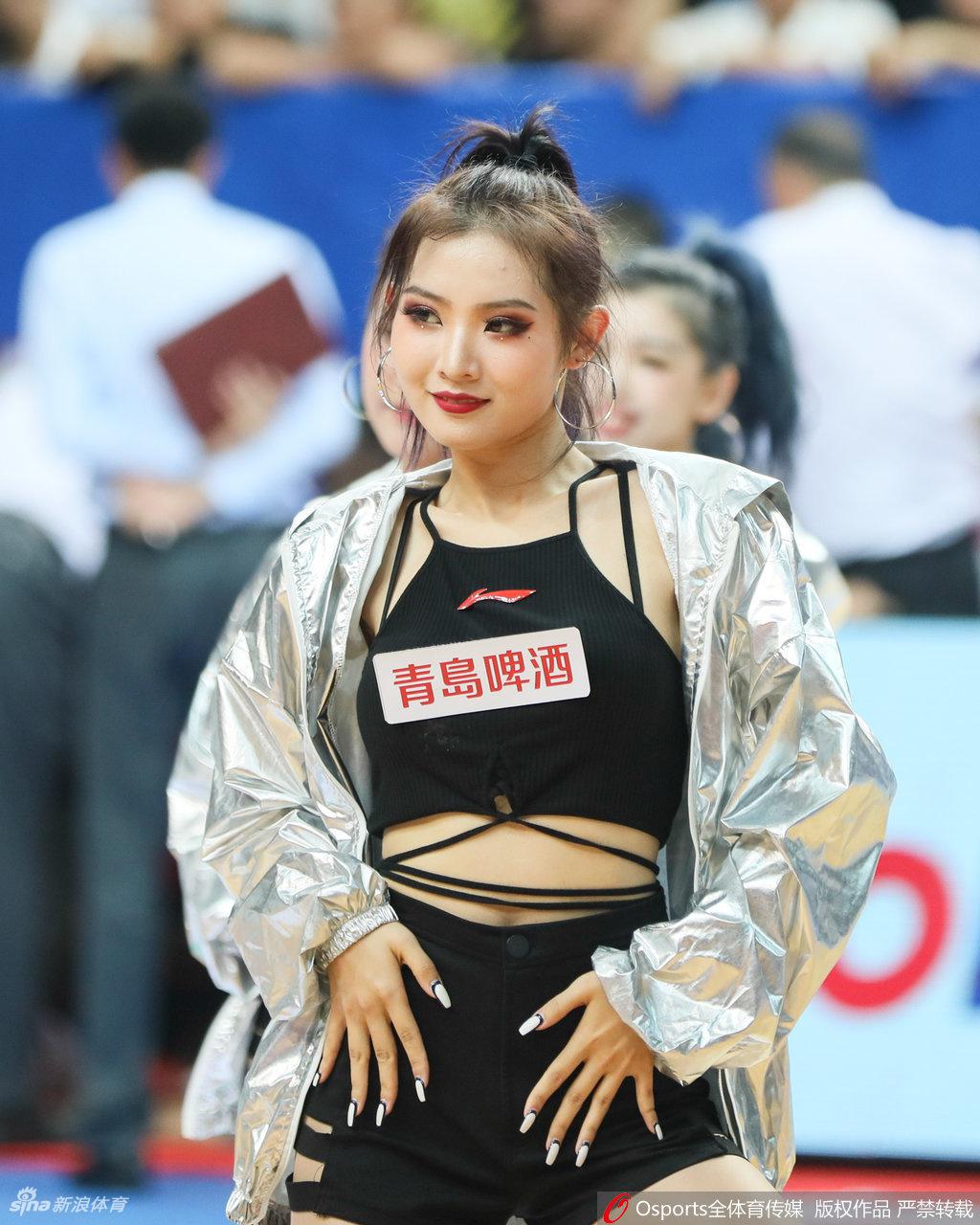 一位拉拉队员的特写镜头，精致的妆容下眼神坚定有神，不仅展现了个人魅力，更代表了整个团队的专业与敬业。