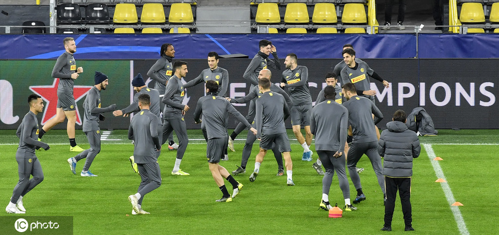 夕阳余晖中，国际米兰全队在主教练孔蒂的注视下进行最后的拉伸放松，远处多特蒙德的信号塔静静伫立，大战一触即发。