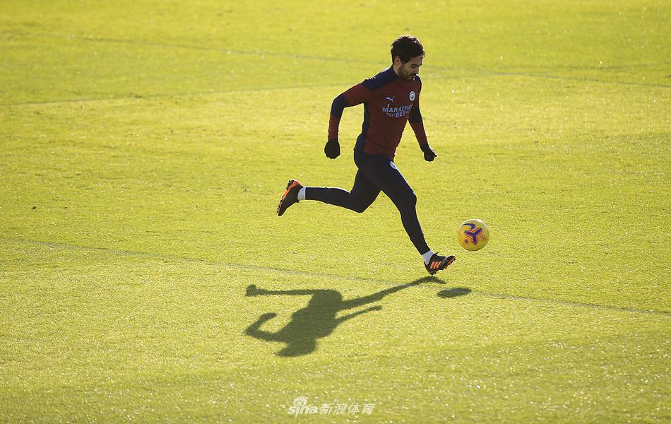 瓜迪奥拉在场边专注地指挥训练，他的每一个手势和眼神都像是乐团的指挥家，精准地调度着这支蓝色军团，谱写出攻防有序的华丽乐章。