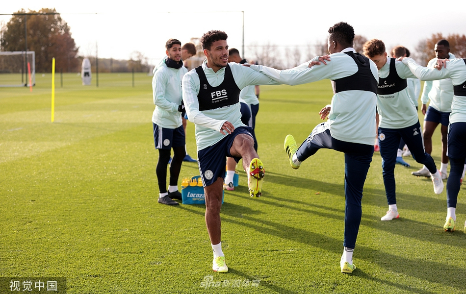 训练结束后，莱斯特城的教练组与球员们围成一圈，进行最后的激励和战术强调，团队凝聚力在这一刻得到了最好的体现