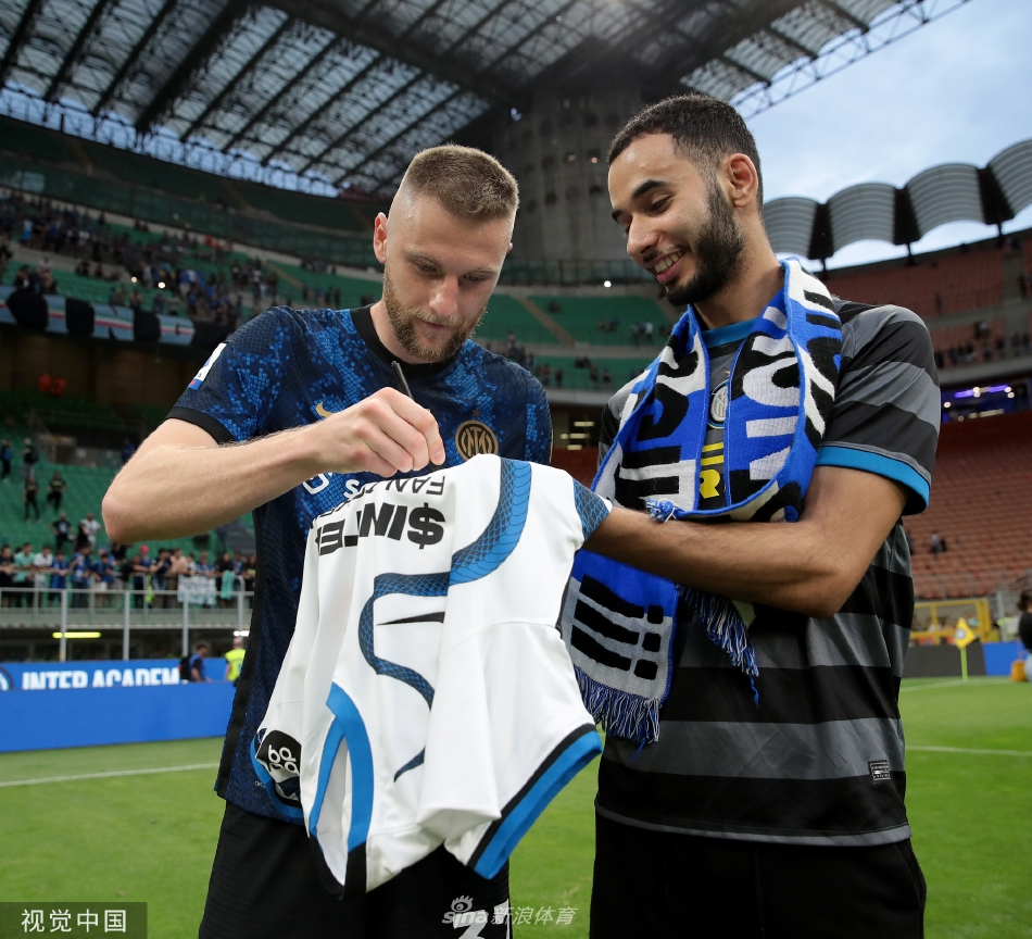 国际米兰球员庆祝进球，激情拥抱点燃全场蓝色海洋