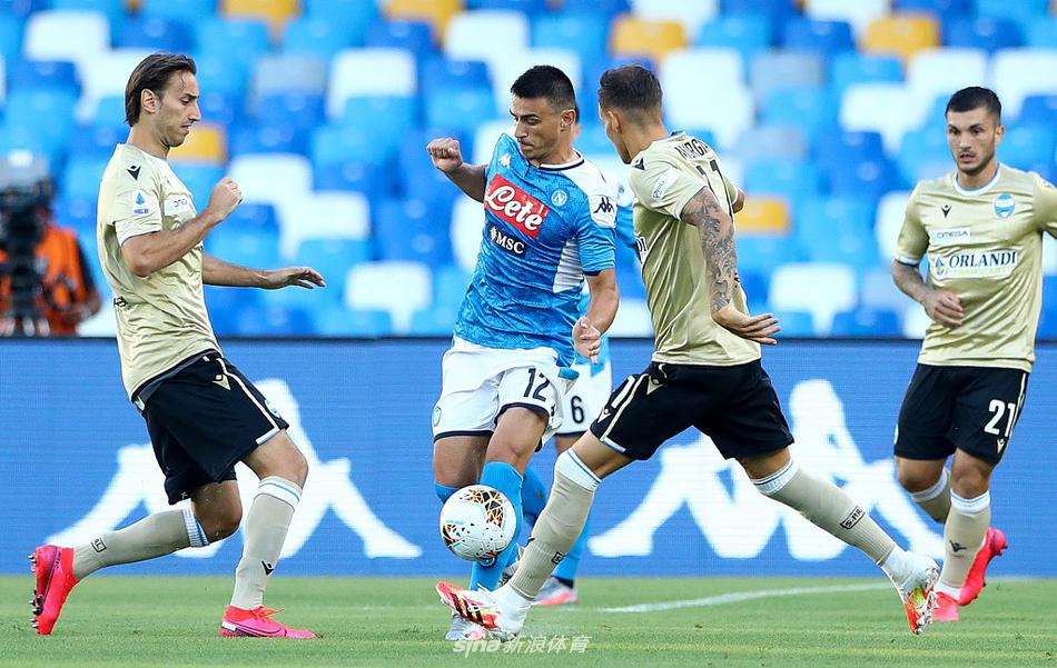 因西涅带球突破，他的盘带如蝴蝶穿花般优雅，在斯帕尔多人包夹下依然从容不迫，那不勒斯的队长袖标在阳光下格外耀眼。