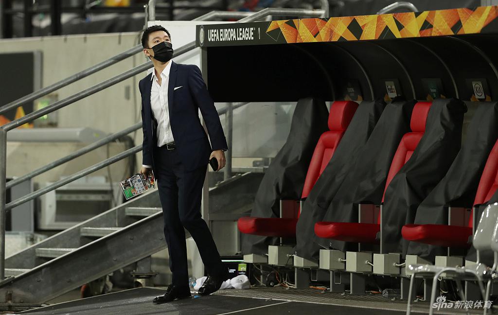 终场哨响的瞬间，张康阳再也无法抑制内心的澎湃，他快步走向场内，与主教练孔蒂忘情相拥。这一个拥抱，化解了此前所有的隔阂与传闻，诠释了信任与团结的力量。