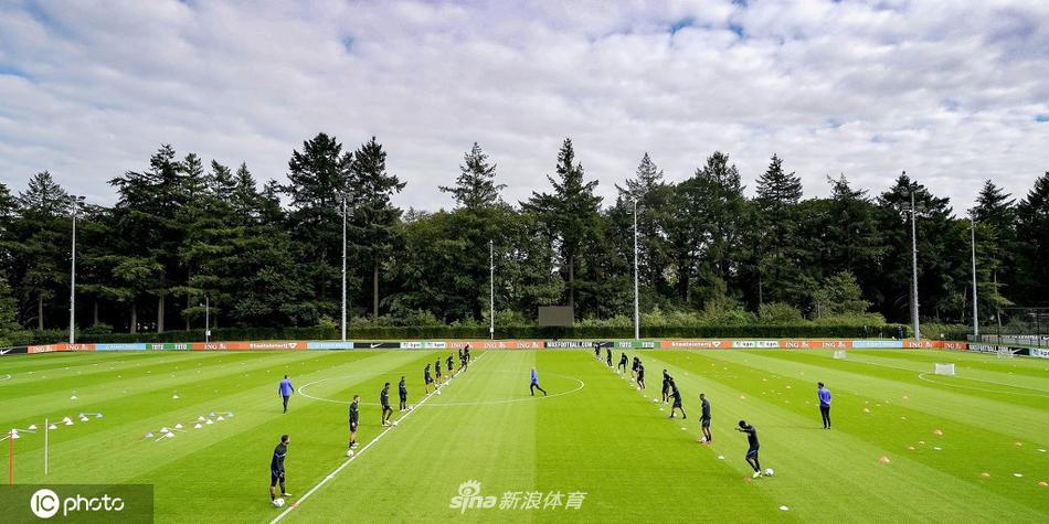 夕阳的余晖洒在泽斯特的训练场上，多名荷兰队球员正在进行高强度分组对抗，人仰马翻的拼抢画面定格了他们对胜利的渴望，汗水在光线中飞溅。