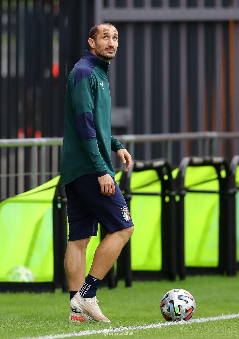 因莫比莱在训练中拉弓搭箭，完成了一脚势大力沉的射门。皮球呼啸着飞向球门，定格在空中的瞬间，仿佛带着意大利中锋冲击对方防线的决心，誓要洞穿西班牙队的球门。