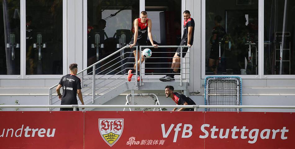 训练结束，球员们搭着肩走向场边，夕阳将他们的影子拉得很长，这支团结的球队即将迎来德甲的全新挑战。