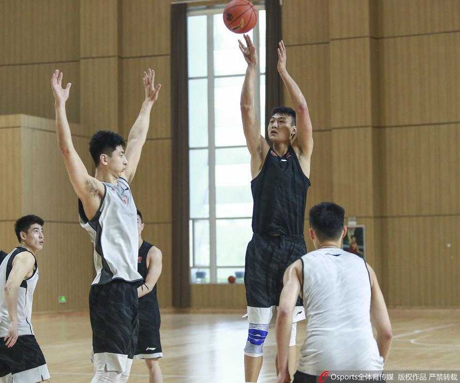 高速奔袭中，赖俊豪双眼紧紧盯着来球方向，他迈开大步，犹如一辆轻型战车般冲向敌阵，只待接球完成最后的致命一击。