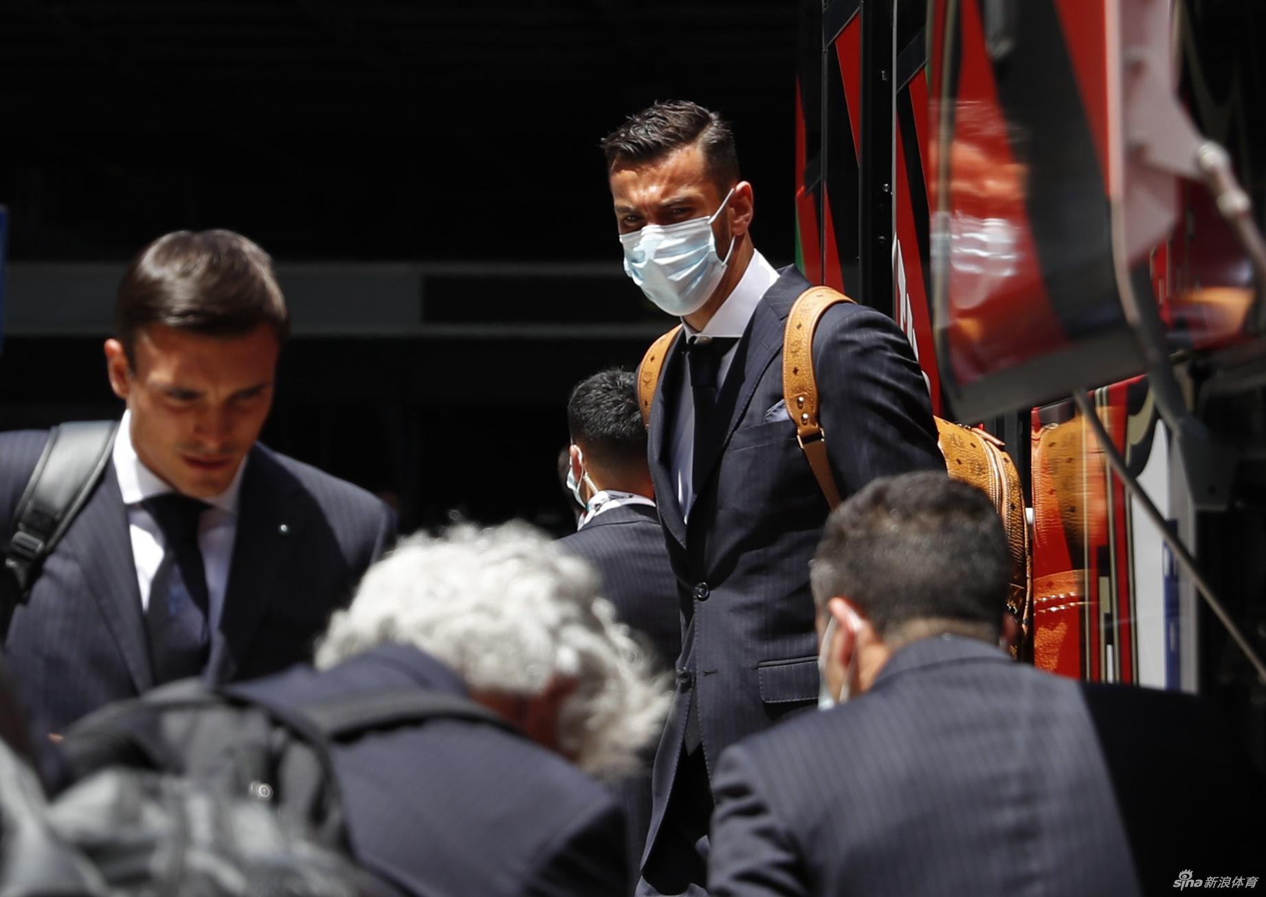 葡萄牙将帅列队行进，主教练桑托斯神情严肃思考战术，球员们紧随其后