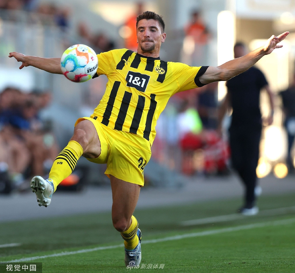 瓦伦西亚球员庆祝进球，众人相拥欢呼，喜悦之情溢于言表