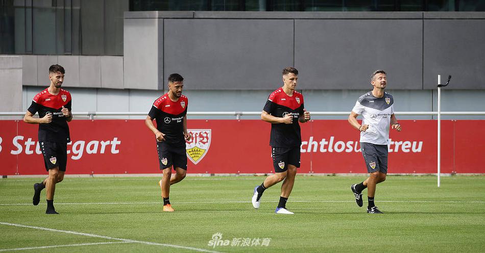 训练间隙，几名斯图加特队员围坐在一起补水，表情坚毅中带着放松，相互间的眼神交流透露出队友间的信任与默契。