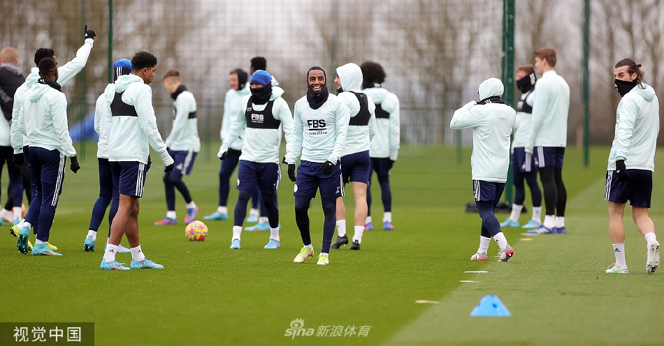 莱斯特城全队在进行动态拉伸训练，队员们围成一圈，在教练带领下统一活动身体，画面整齐划一，充满力量感。