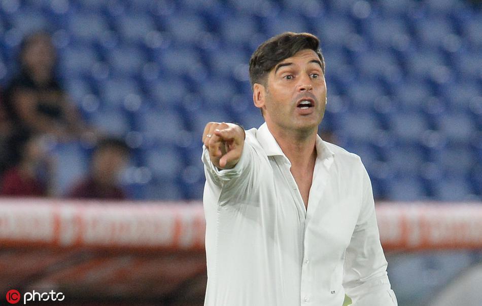 终场哨响，丰塞卡走向客队教练席与对手握手，英俊的面容上带着一丝对平局的不甘，但仍保持着风度与优雅。