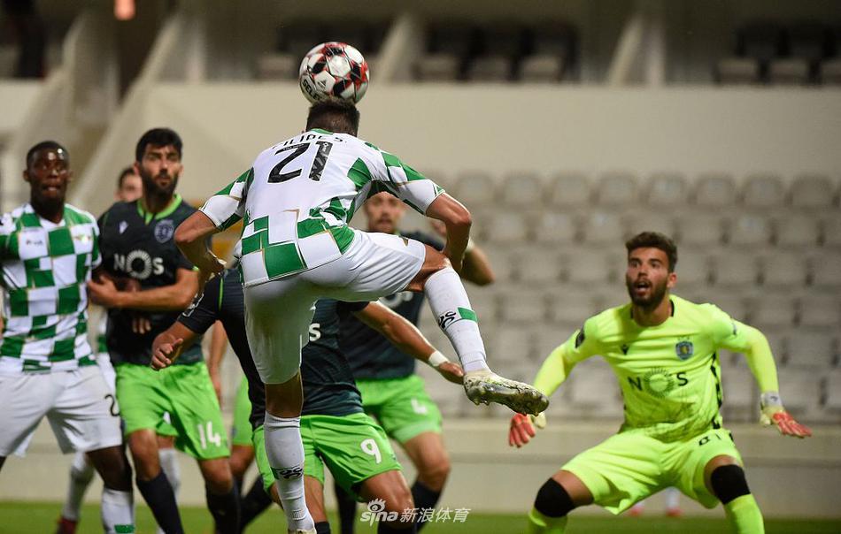 裁判坚决地向摩雷伦斯后卫拉菲克-哈利切出示红牌，这个决定瞬间改变了比赛的走势。哈利切低垂着脑袋缓缓离场，留下他的十名队友，需要以钢铁般的意志去面对接下来的严峻考验。