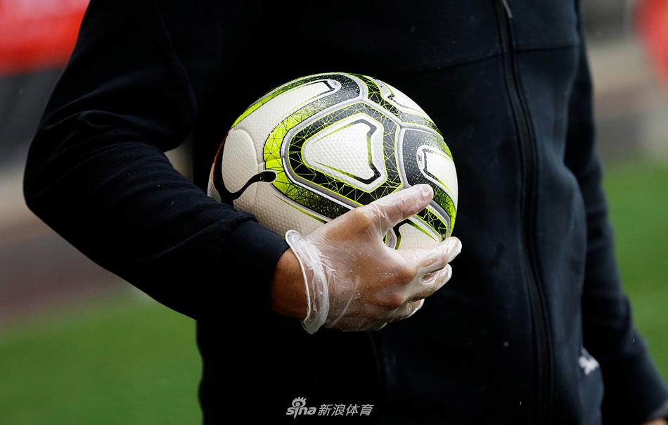 终场哨响，比分定格在0-0。布拉格斯拉维亚的中场核心斯坦丘面露遗憾，这场比赛他创造多次良机，却始终与进球差之毫厘。