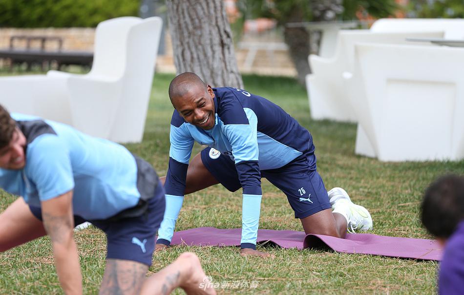 京多安与马赫雷斯在进行一脚出球的传递练习，两人的动作行云流水，展现了中场球员出色的球感和默契