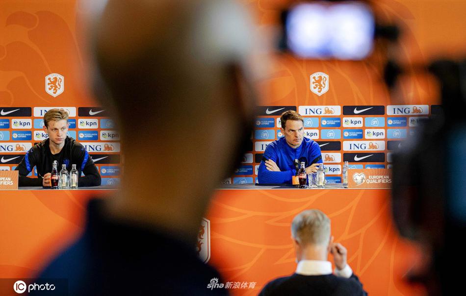 训练场上，核心德佩在人群中闪转腾挪，脚下的皮球仿佛被无形的线牵引。他目光坚定地望向远角，此时的他正将首战罚失点球的懊恼化作训练场上的每一滴汗水，誓要用进球重新证明自己才是这支橙衣军团无可替代的锋利尖刀。