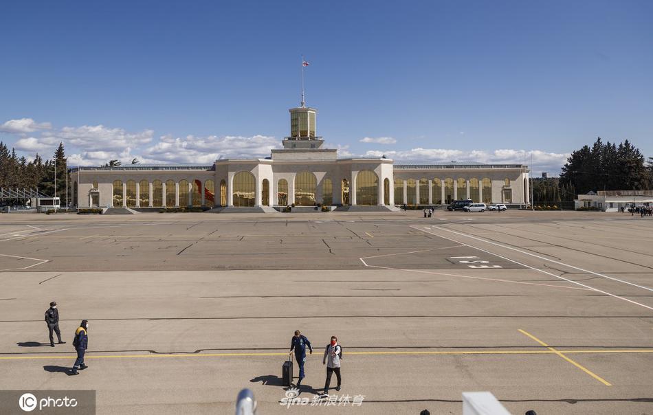 老将布斯克茨身穿灰色休闲装走过通道，他是这支年轻西班牙队的定海神针，昨夜的险胜或许让他更加明白，前行的路上容不得半点马虎。